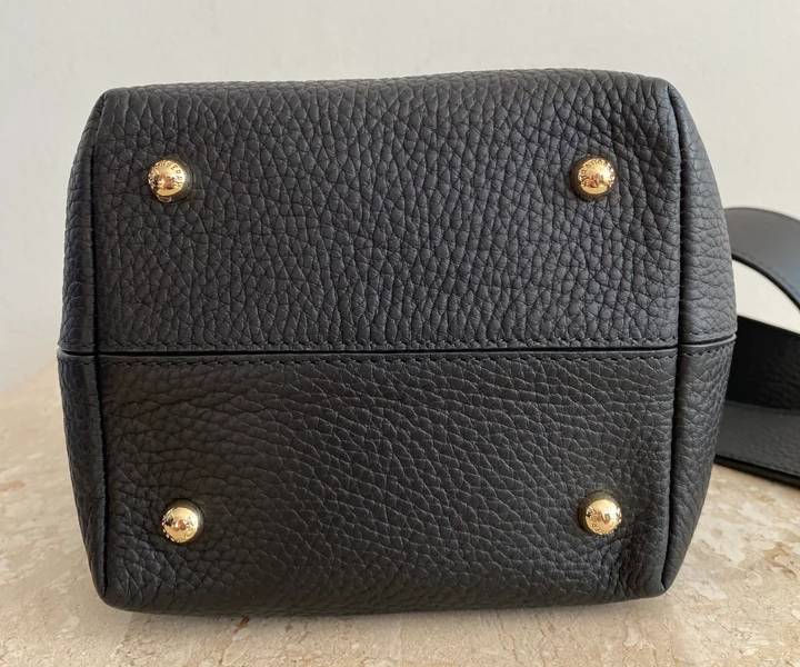 how to authenticate strathberry bags shape